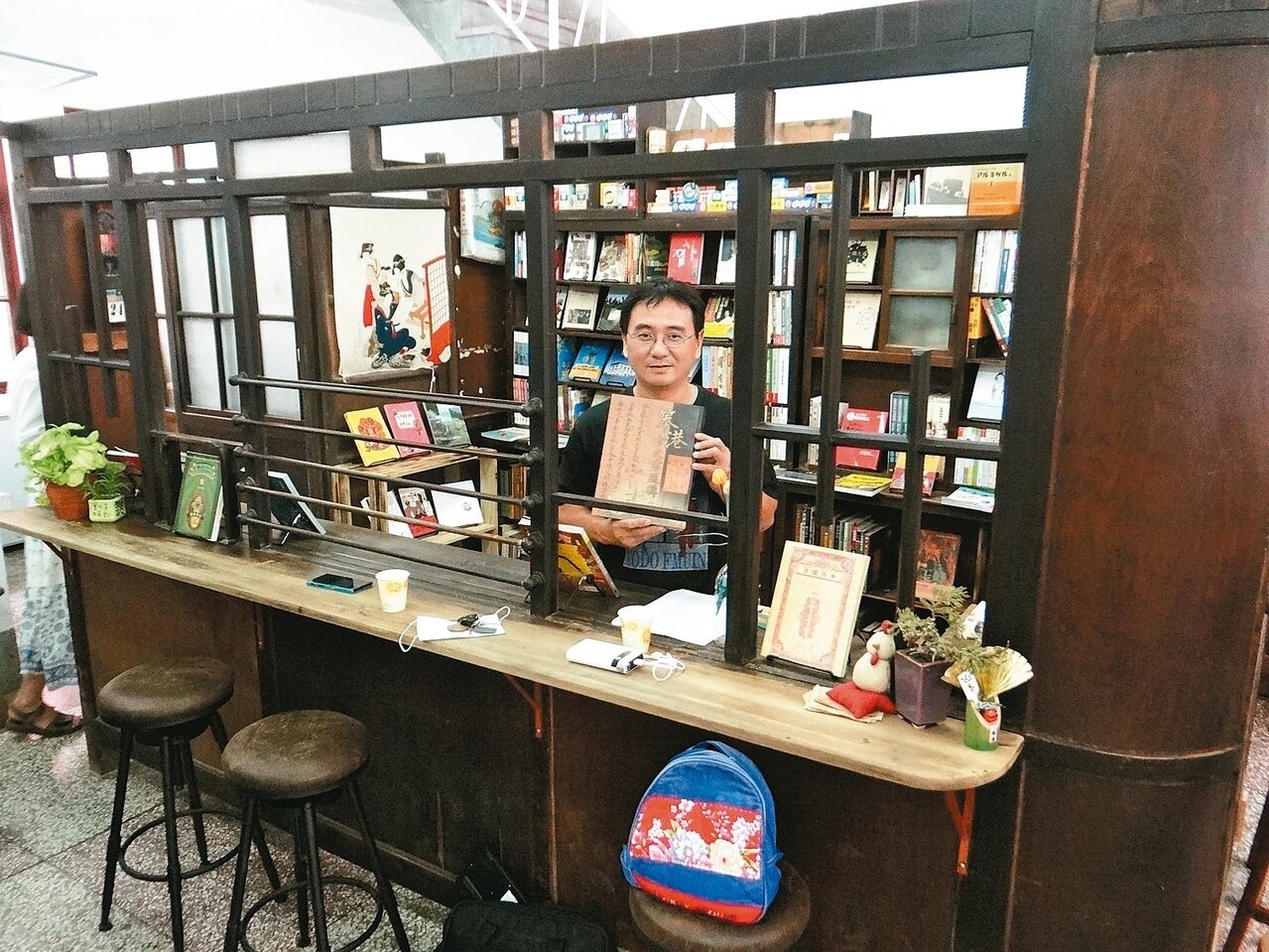 蔡享潤奔走尋購歇業診所的檜木掛號藥局,整座搬來作為書店服務檯。 記者蔡維斌/攝影