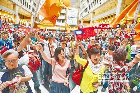 退伍軍人團體「八百壯士」發起「捍衛中華民國,向軍人致敬」活動,也批評蔡政府年金改革是「毀憲亂政」。台北車站一早湧現許多民眾,現場唱軍歌、向國旗致敬。(鄧博仁攝)