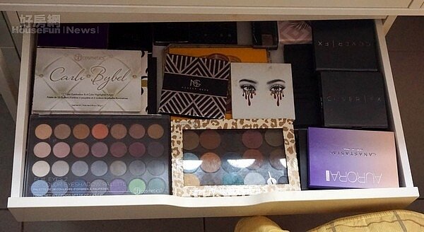 無論是抽屜或收納櫃裡,包括唇膏、口紅、刷子、眼影…等各種化妝品應有盡有