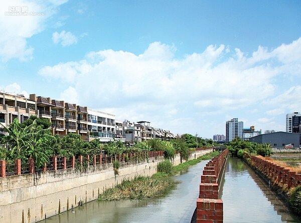 高雄市 仁武區/公園在側水岸環繞 灣北重劃區