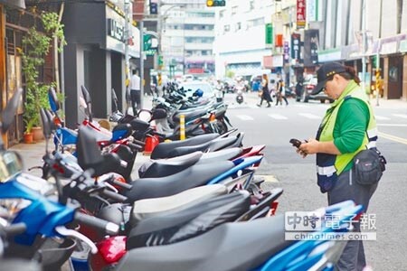 公館商圈機車格4日起周一至周六每天下午3時至晚上8時，每次停放收費20元。（張立勳攝）