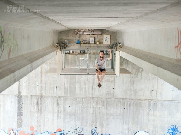 設計師Fernando Abellanas以空間利用為發想，在天橋下打造懸空設計室。(擷取自Fernando Abellanas官網)