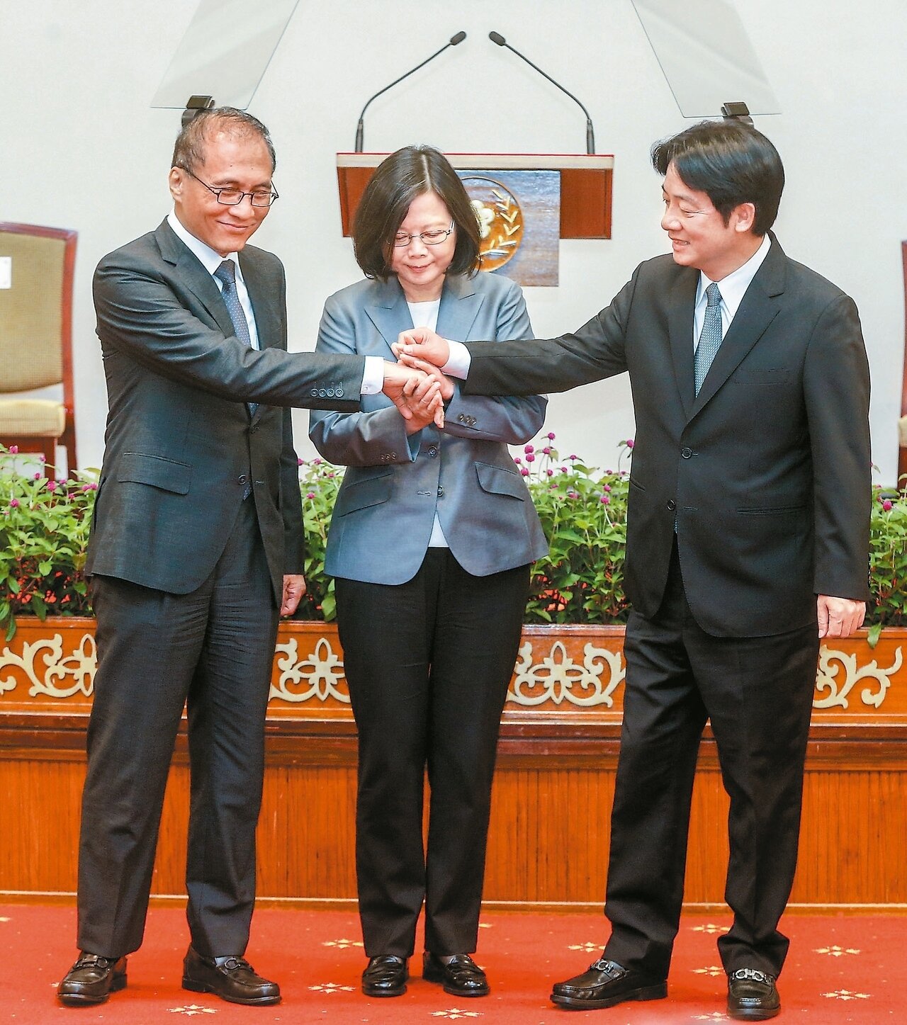 今天上午的總統府記者會後,蔡英文總統將新舊閣揆賴清德、林全的手,層層交疊,象徵新舊內閣的溝通交接沒有問題。 記者鄭超文/攝影