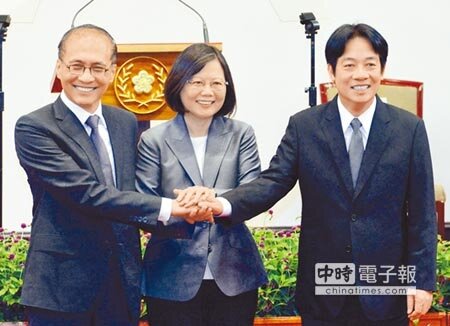 總統蔡英文（中）宣布將由台南市長賴清德（右）接替林全（左）擔任行政院長，蔡總統表示，賴清德是最適當的接棒人選，同時也對賴清德未來接任閣揆提出七項期許。圖／顏謙隆