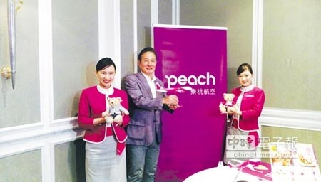 樂桃航空執行董事CEO井上慎一(中)帶公司空姐一起介紹新航線,圖左為台籍空姐王姿文。圖/張佩芬