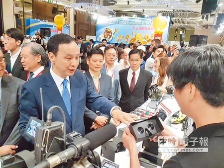 新北市經發局5日至8日舉辦「2017新北市國際採購商洽周」,邀請16國買主來台,市長朱立倫(左)參觀攤位。(葉書宏攝)