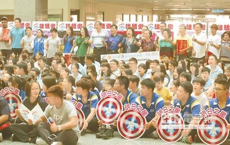 2017世界大學運動會高雄選手14人奪得8金3銀8銅共19面獎牌，高雄市長陳菊（後排中）5日在市政府表揚得獎選手及教練，頒發總獎金351萬元，並和大家一同合影。（王錦河攝）