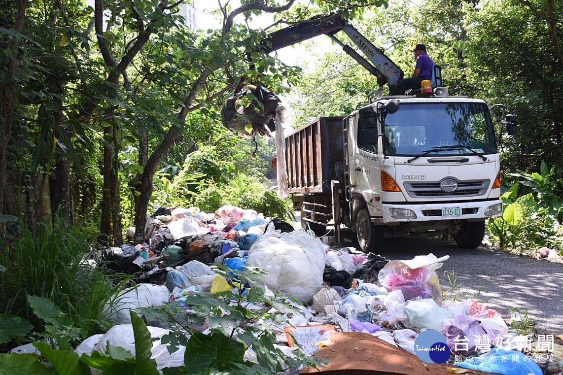 花蓮市佐倉公墓又遭不明人士濫倒垃圾(圖/台灣好新聞)