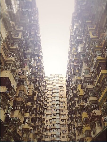 天空被建築務切割成長房型，在香港才能看見的獨特風景。