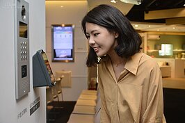 不用使用鑰匙，只有秀出你的臉，臉型辨識器就會幫你打開大門。