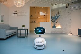 「一聲令下」機器人馬上就幫你服務，開關家電、管控瓦斯等都做的到。