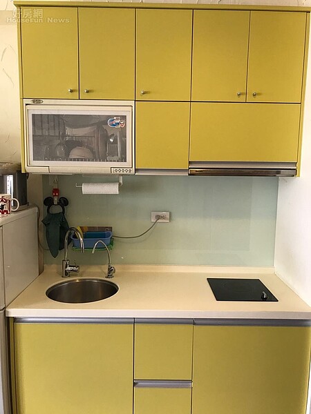 3.Eason的家「麻雀雖小,五臟俱全」,廚房的櫥櫃以鮮豔的黃色搭配白色,看起來活力十足!