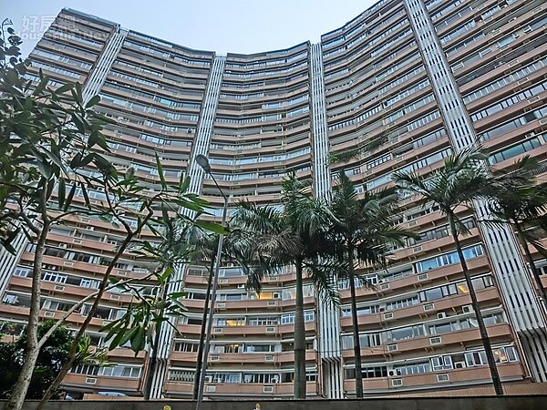 2.北角半山寶雲道「峰景」是香港老字號大廈。(翻攝自中原數據微博)