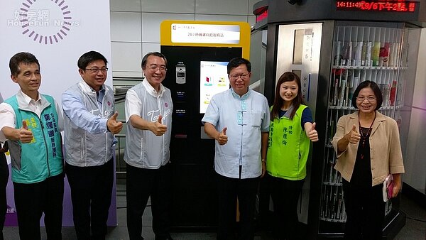 桃園市市長鄭文燦於機場捷運A8站出席全自動借書站系統啟用典禮,親自體驗自動借書流程。(桃園大眾捷運股份有限公司提供)