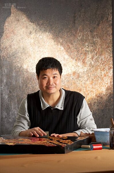 1. 知名版畫家徐明豐不斷突破框架,造就獨樹一幟的創作。