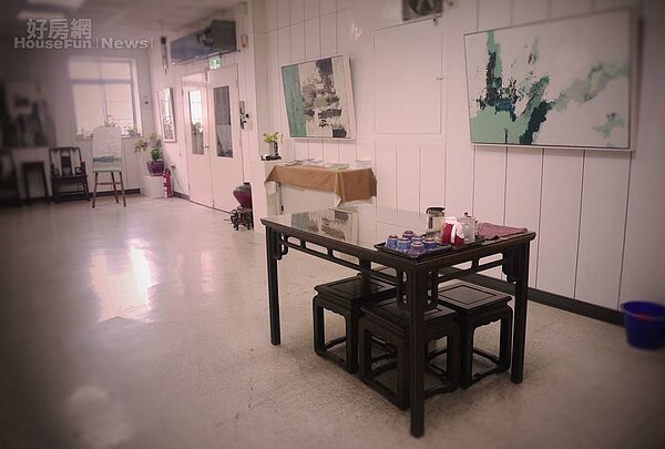 4. 主要在大木桌上作畫,油畫則沿牆面而繪。