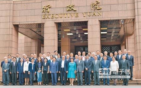 在總統宣布新任閣揆後,「林內閣」昨總辭並合影。圖/王德為