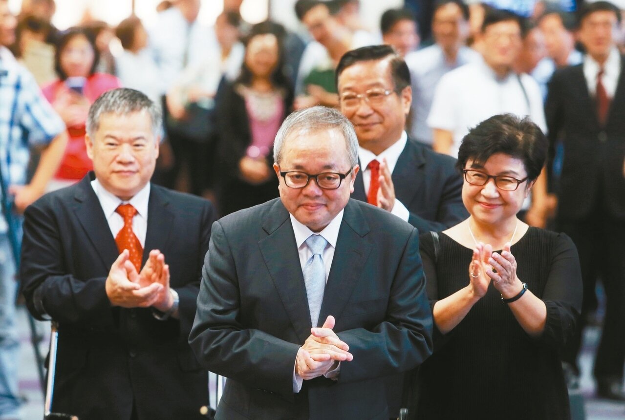 證交所董事長施俊吉(中)今天將接任副閣揆,證交所昨天舉辦歡送會。 記者曾吉松/攝影