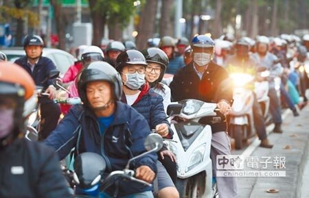 高雄機車數量多,從二行程老舊機車著手削減,空汙的改善效益竟高於電力業、鋼鐵業,顛覆一般民眾想像。(王錦河攝)