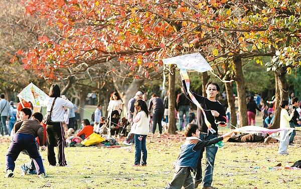 主計總處資料顯示,去年一般家庭所得,食加上住約五成,但最低所得20%家戶每月家庭消費食加住就占六成。 報系資料照