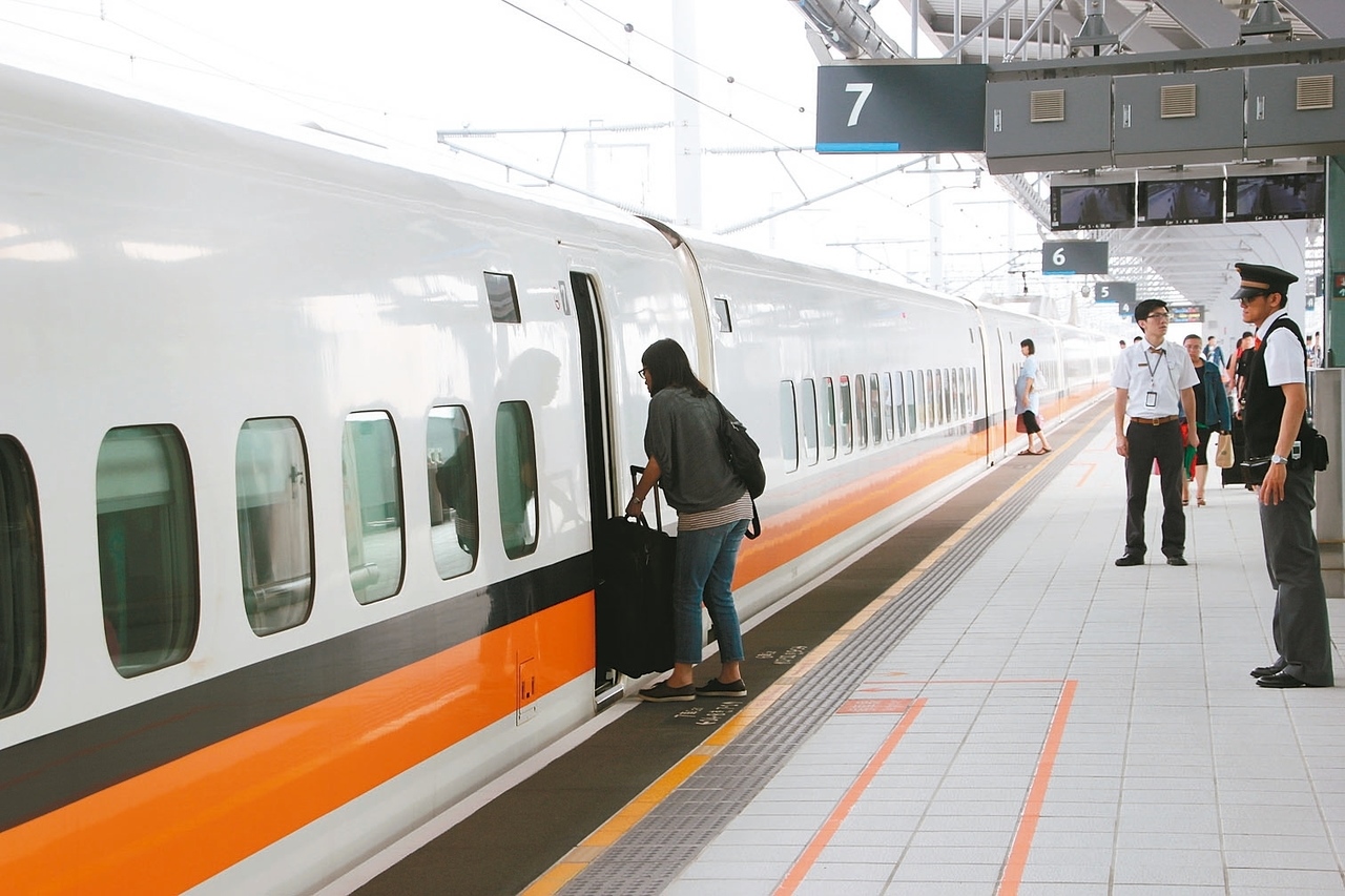 中南部旅客搭高鐵往返桃園機場，常發現大型行李無處放。高鐵公司正規畫移除部分座位、增設行李放置區。 （聯合）