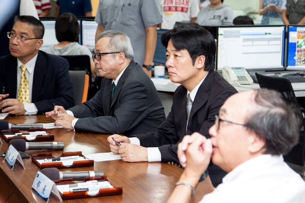 賴清德前往氣象局備戰上任後的第一個颱風。(翻攝自中央氣象局科技中心主任鄭明典臉書)