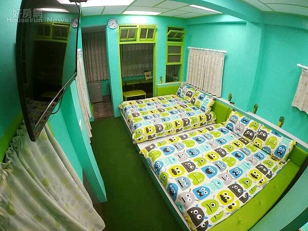 8-9.三樓四人房選用毛怪與大眼怪作為樓層基色，也特地找了可愛怪獸圖案床單搭配，許多小朋友一爬上三樓全瘋了。
