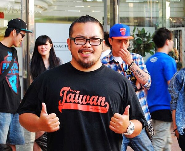 1.陳霸哥身兼企劃、主持人、夜店DJ等多種身分，另外他還是民宿老闆。

