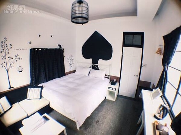 7.二樓雙人房空間走黑白基調，無論是鳥籠造型吊燈、或像極撲克牌黑桃A的壁貼都很有個性。

