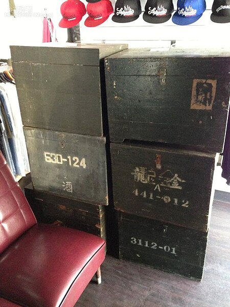 5-6.無論是二樓走道旁的雙人單沙發、或是三樓以軍用箱做成的沙發都充滿巧思。
