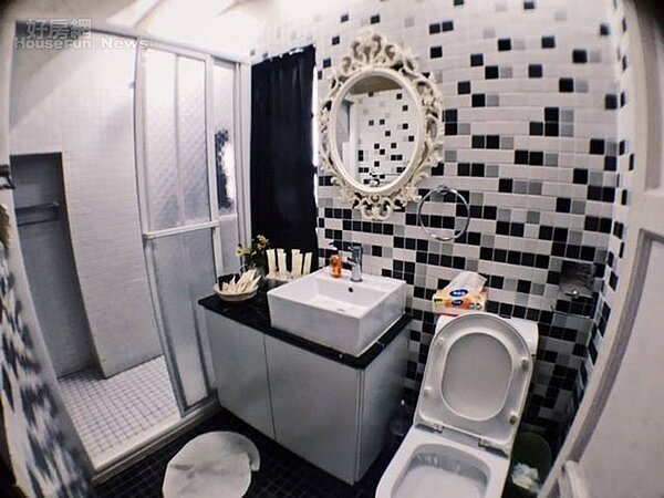 4.一樓衛浴空間花費最多巧思，除了採用分離式衛浴、摩登馬賽克磁磚，還特地選用知名衛浴品牌。
