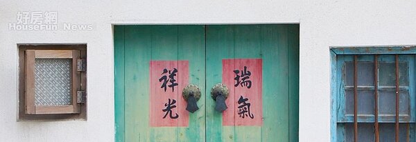 2.「窄宅」位於台南市「新町」地區，外觀很有特色。
