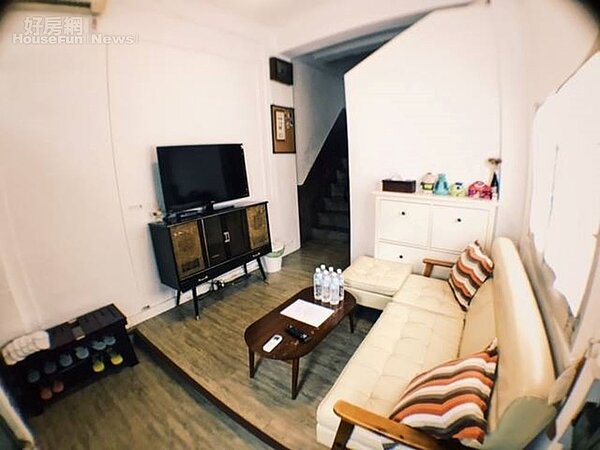 3.一樓客廳最醒目的，肯定是超有復古感的電視櫃。
