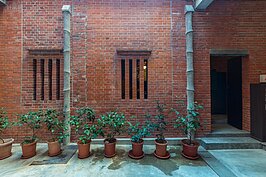 在天井這裡不要錯過的就是這兩隻水泥做成竹子樣的排水管。竹節、紋理仿得唯妙唯俏。而竹在華人的認知中有著「節節高升」的寓意，