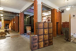 展場佈置透過過往與現代科技的結合，完美呈現出當年茶商選購與製茶的種種過程。一進門就可看到令人讚嘆的建築工藝。誰能想到洋式的樓柱與閩式的磚柱能夠如此完美的結合在一起。