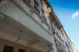 新芳春行擁有許多建築特色，其中最引人注目的莫過於毫無違和的融入閩、洋建築特色，因此在這裡不僅可以看到傳統閩式風貌，更可欣賞到洋樓精緻典雅的幾何圖形裝飾。