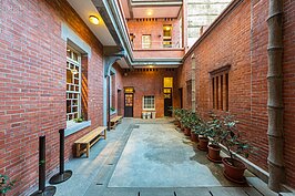 穿過一樓第三進到後面天井，又是另一個截然不同的景色。整個天井部分被大片的紅色磚牆所圍繞，雖然看得出後期整修的痕跡，不過卻一點也不減當年大戶人家的氣勢。