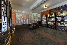 一樓入口左邊展示新芳春行當年生產的各式茶葉包裝，另外還有早年先民生活的動畫投影。另外還是要抬頭看一下天花板的梁，與一樓內部不同之處在於這裡的梁是洋式的構樣，而窗戶部分則是具有採光且又能保有隱私的毛玻璃樣式。