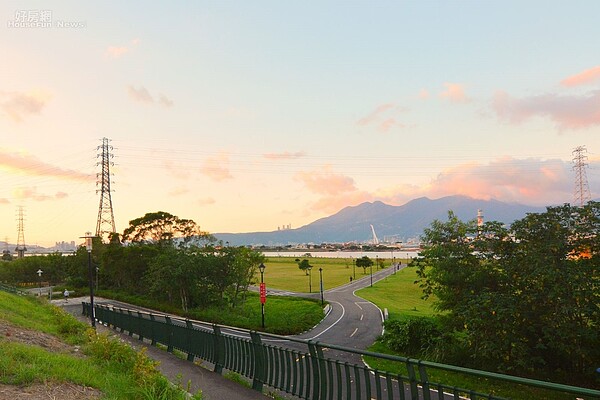 他看上河景小豪宅卻有「這問題」 網推坑:跟他賭! 高壓電塔嫌惡設施。(好房網News記者 陳韋帆/攝影)