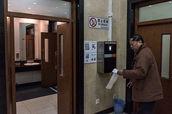 北京公廁結合臉部偵測技術，上完廁所要刷過臉才能拿衛生紙。（圖／翻攝自紐約時報）