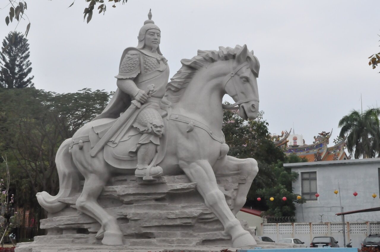 台南市開山路延平郡王祠內鄭成功騎馬石像,正位於施琅將軍神像看板的正對面,相當引人注目。