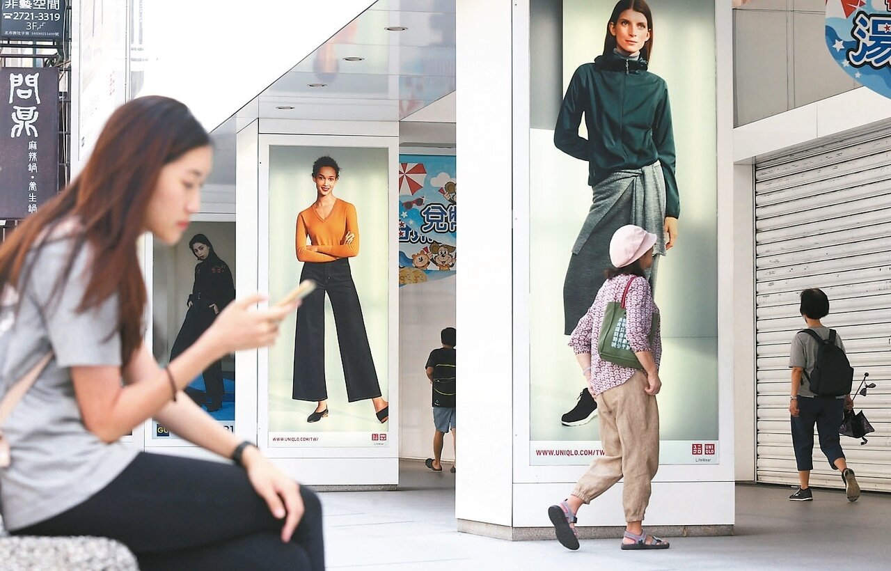 時序入秋，台北東區櫥窗及海報也都換季。 記者林俊良／攝影