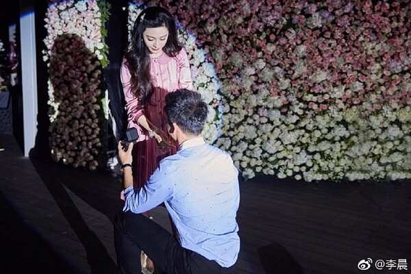 李晨在范冰冰生日會上下跪求婚(圖/翻攝自微博李晨)