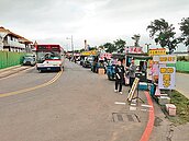 短短500公尺　擠滿各式攤商　八里觀海大道　淪為攤販大道