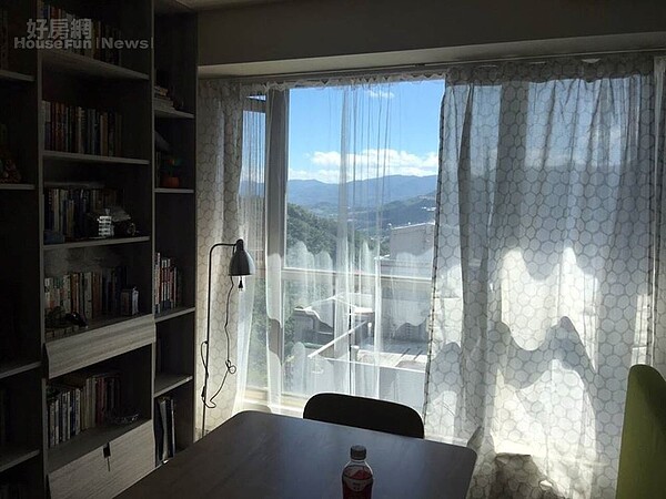 3. 書櫃旁餐桌兼作書桌,大面落地窗飽覽山景。