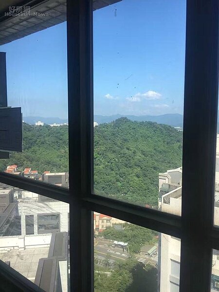 5. 每間房都能看到山景。