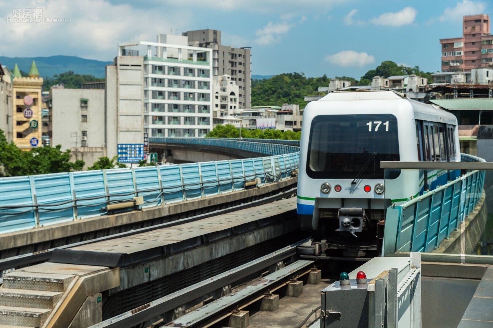 中央大學研究發現,捷運列車營運造成磁場強度改變。(好房網News記者張聖奕/攝影)