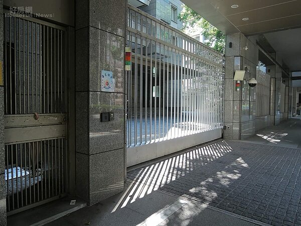 曾經的豪宅始祖已斑駁的像鬼屋。(好房網News記者 陳韋帆/攝影)