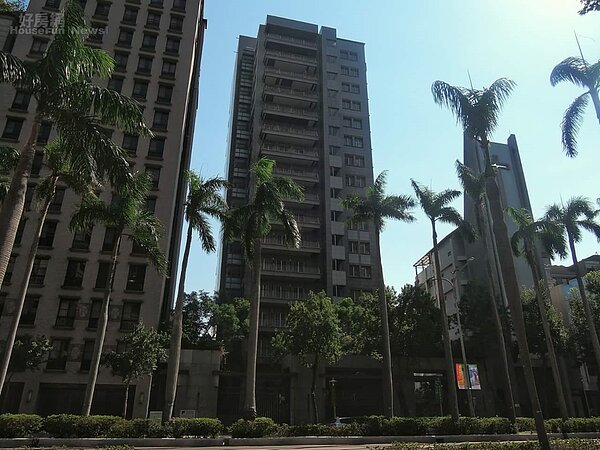 曾經的豪宅始祖已斑駁的像鬼屋。(好房網News記者 陳韋帆/攝影)