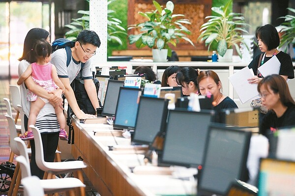 新內閣昨首次舉行行政立法協調會報,其中牽涉軍公教加薪的107年總預算案。圖為民眾到台北市府洽公。 記者余承翰/攝影